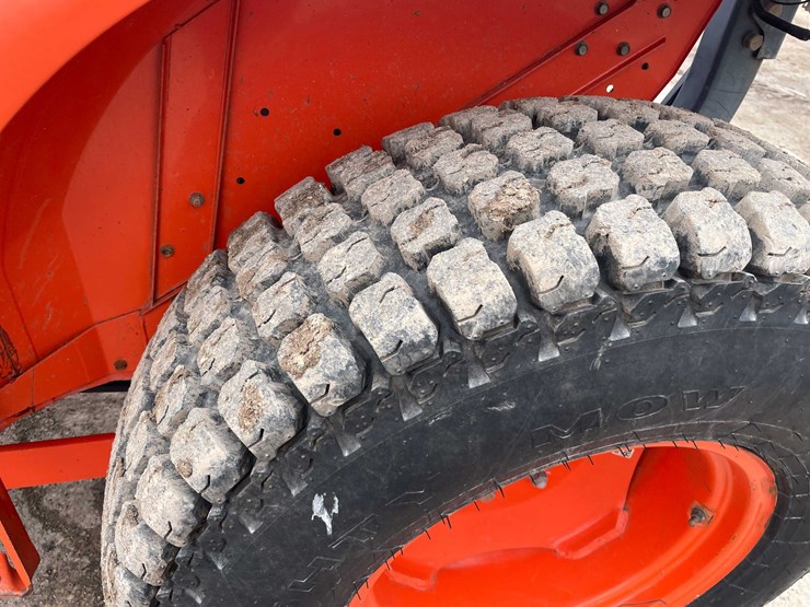 #4054-•-kubota-tractor-image-10
