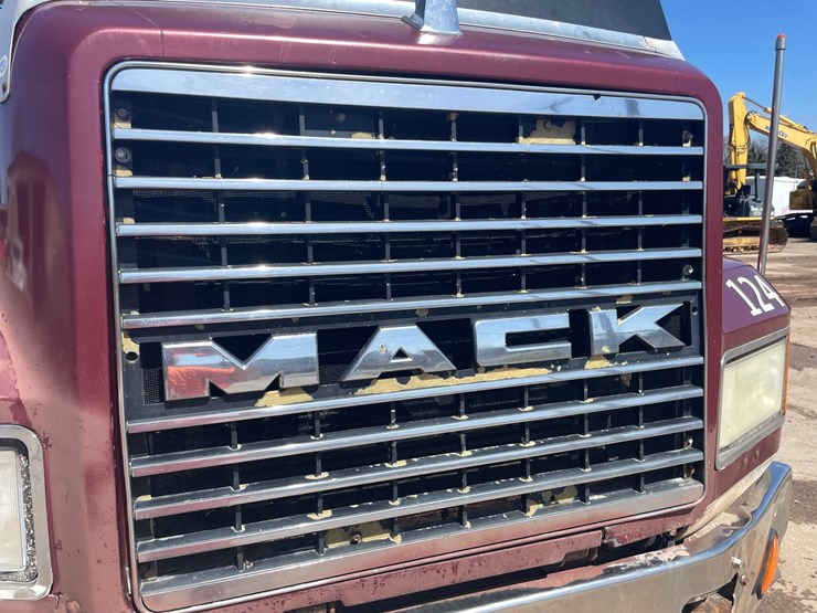#4013-•-2000-quad-axle-mack-dump-truck-(has-wi-title)-image-56