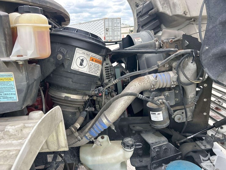 2012-freightliner-m2-106-image-7