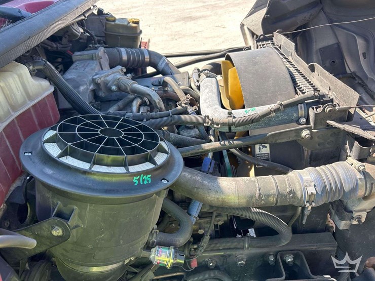 2005-freightliner-fld120-image-8