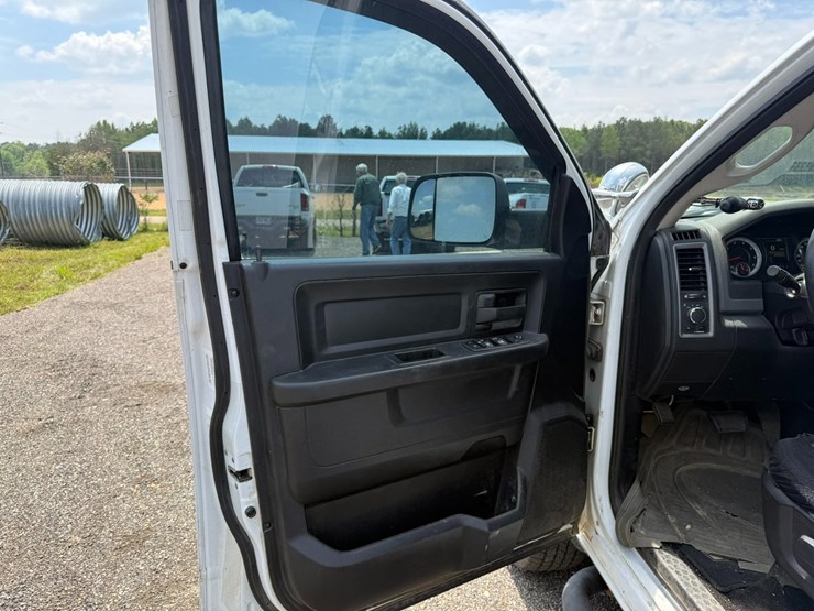 2014-dodge-1500-image-39