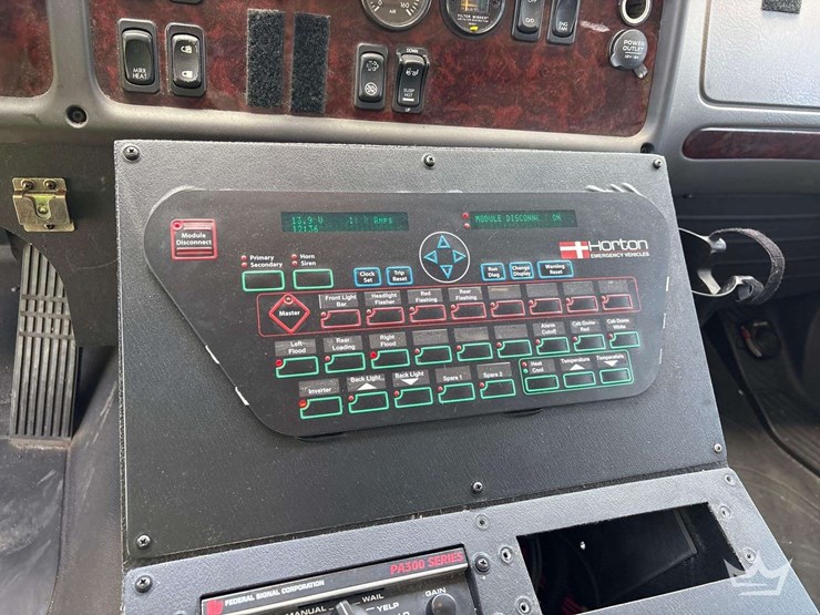 2015-freightliner-m2-106-image-20