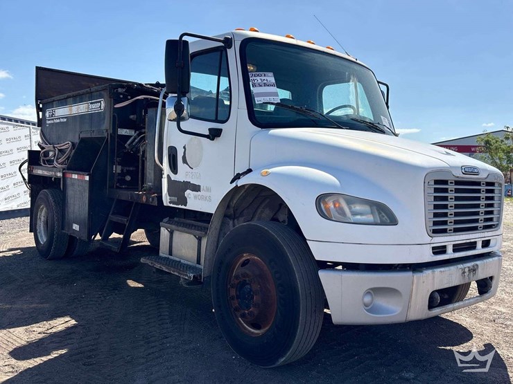 2007-freightliner-m2-106-image-2