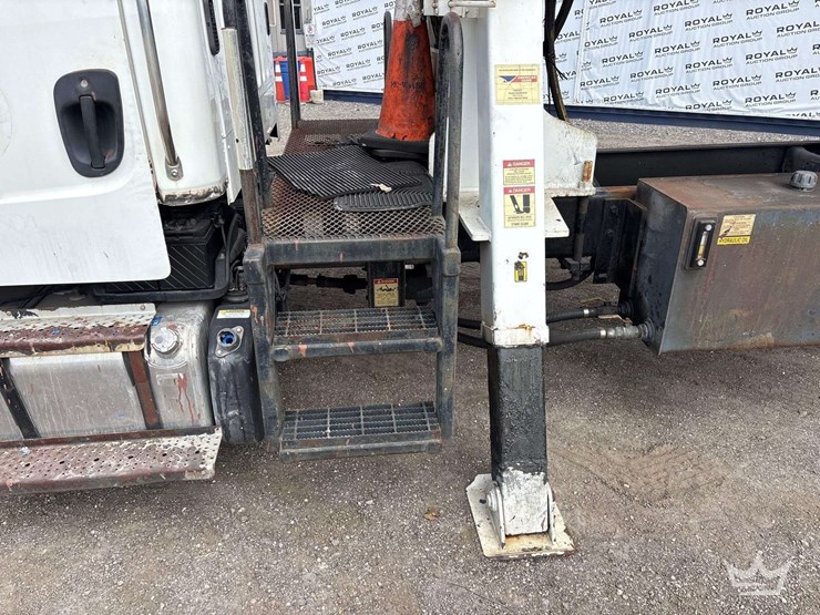 2015-freightliner-m2-106-image-21