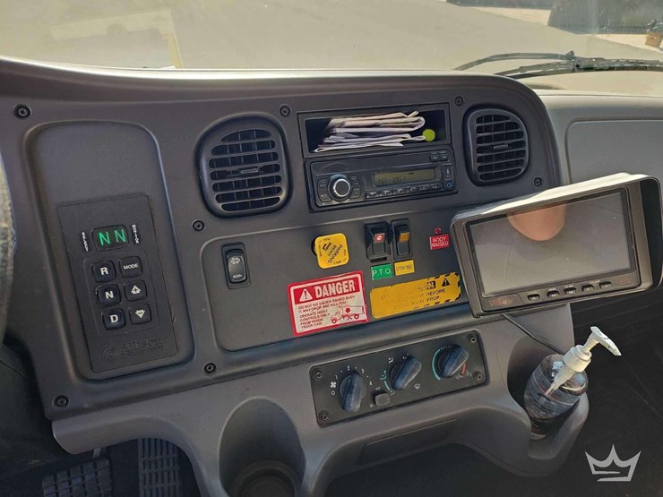 2016-freightliner-m2-106-image-22