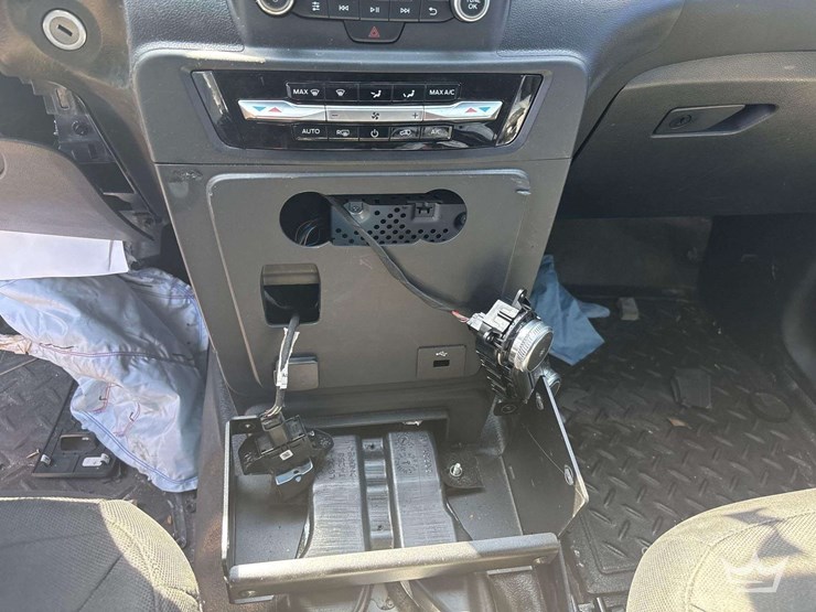 2020-ford-explorer-image-21
