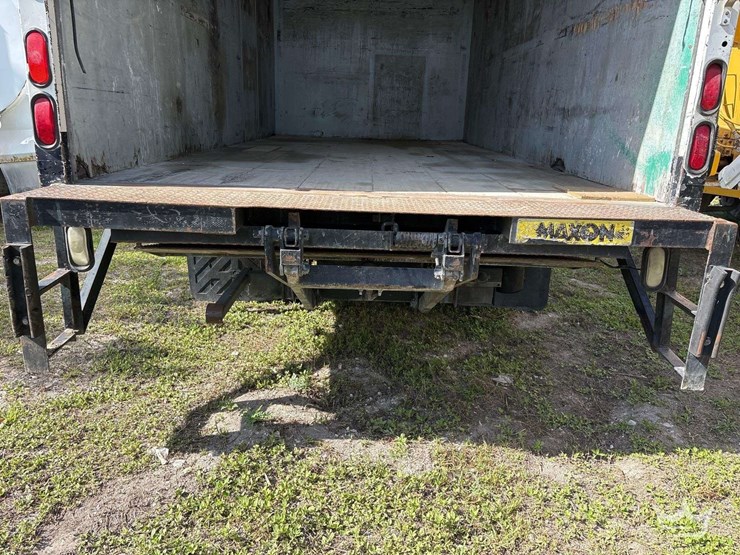 2012-mitsubishi-fuso-fec72s-image-7