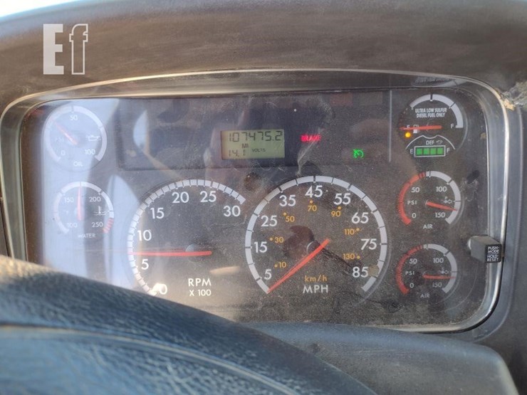 2015-freightliner-business-class-m2-106-image-7