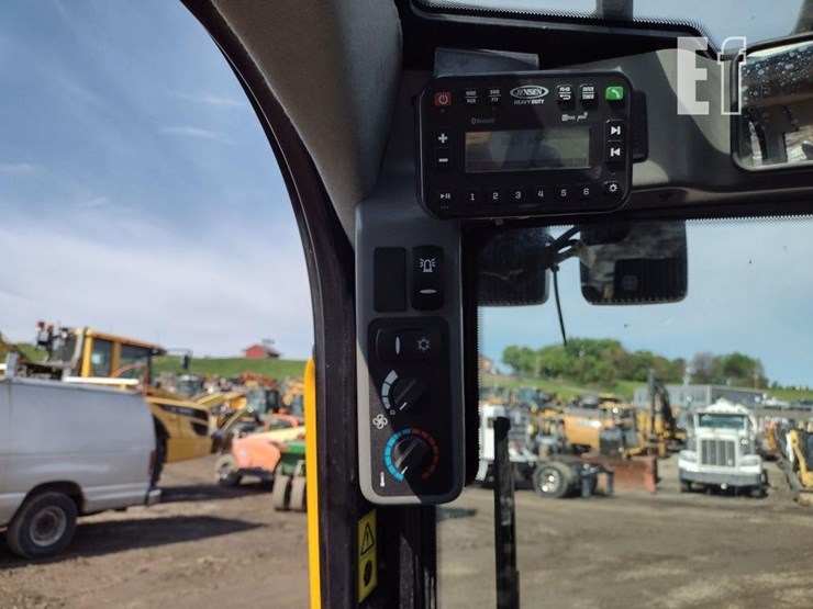 2024-jcb-3ts-8t-image-8