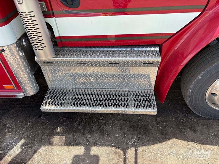 2015-freightliner-m2-106-image-39
