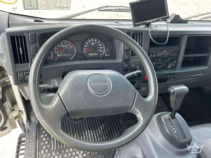 2015-isuzu-npr-image-11