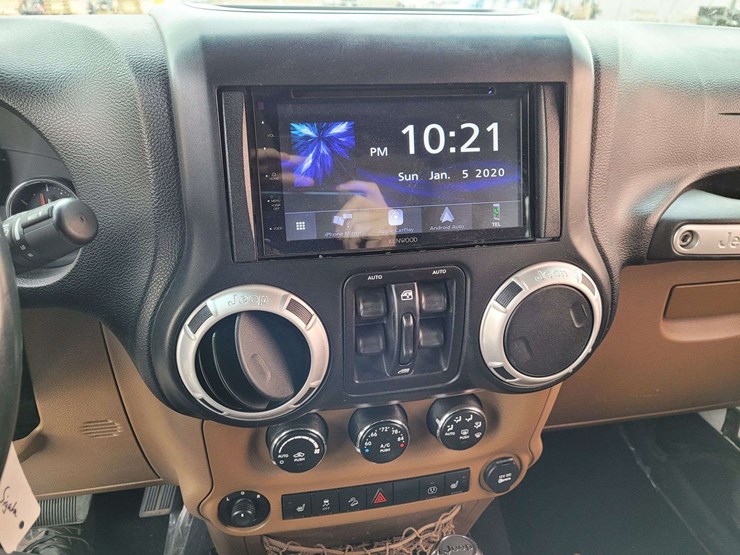 2014-jeep-wrangler-unlimited-sahara-image-17