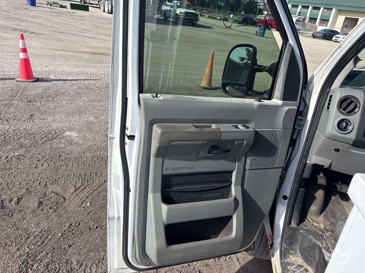 2014-ford-e350-image-11