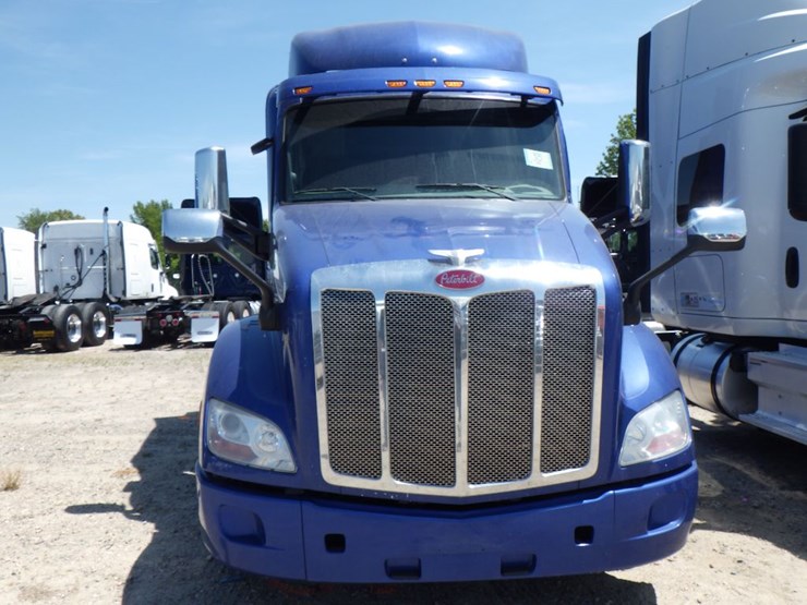 2021-peterbilt-579-image-2