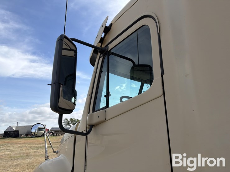 2007-freightliner-columbia-120-image-16