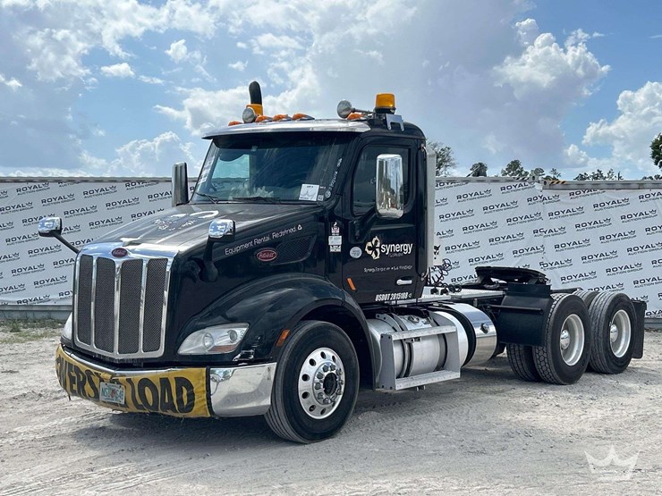 2019-peterbilt-579-image-1