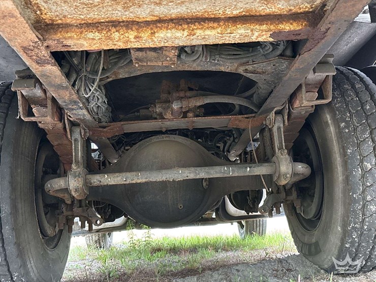 2010-freightliner-m2-106-image-49