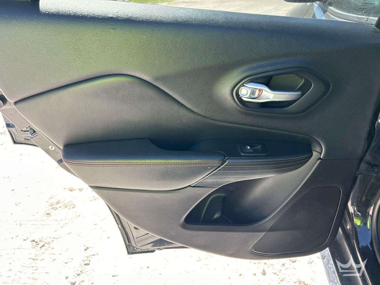 2015-jeep-cherokee-image-23