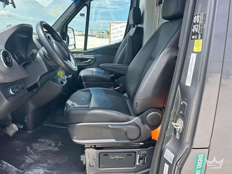 2021-mercedes-benz-sprinter-4500-image-13