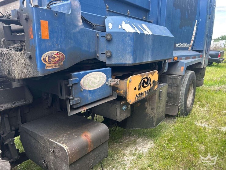 2017-peterbilt-320-image-14
