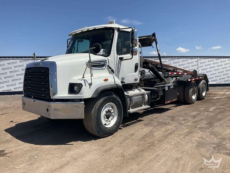 2014-freightliner-114sd-image-1