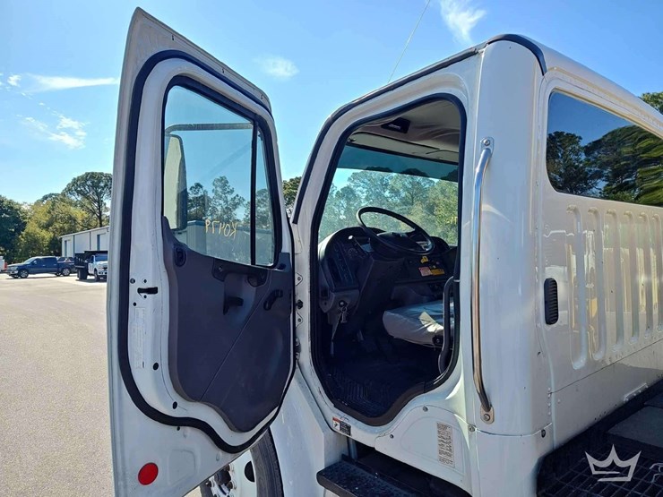 2016-freightliner-m2-106-image-16
