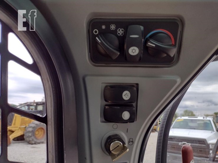 2016-caterpillar-246d-image-8