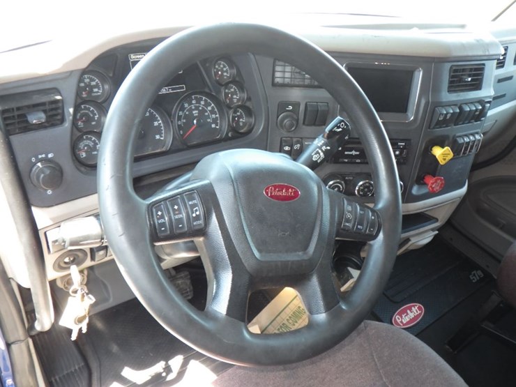 2021-peterbilt-579-image-16