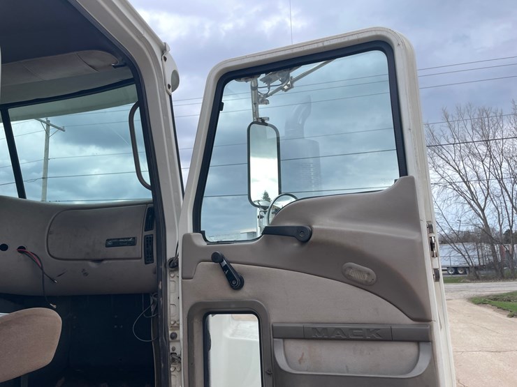 #4030-•-2005-mack-tractor-unit-18-image-59