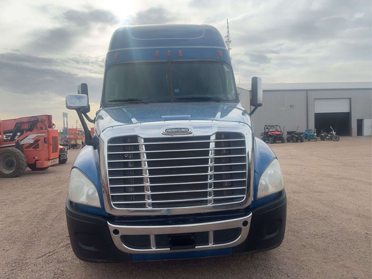 2015-freightliner-cascadia-125-image-15