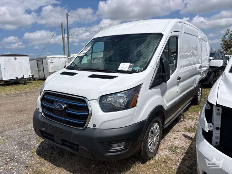 2023-ford-cargo-image-1