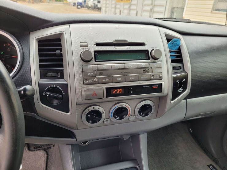 2010-toyota-tacoma-sr5-image-15