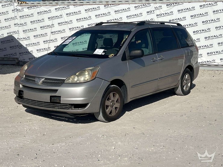 2004-toyota-sienna-image-1