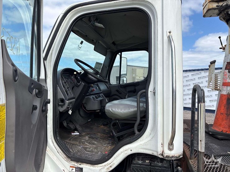 2015-freightliner-m2-106-image-34