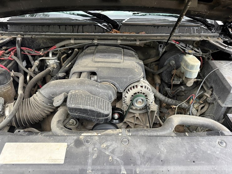 2011-chevrolet-tahoe-image-16