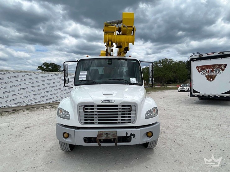 2012-freightliner-m2-106-image-30