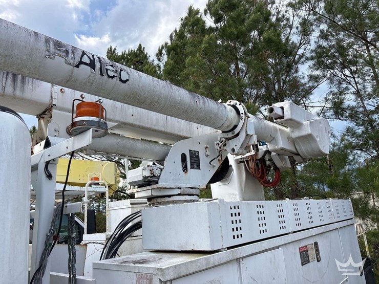 2010-freightliner-m2-106-image-9