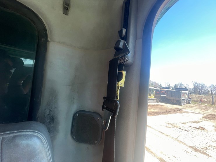 2013-mack-granite-104fr-image-114