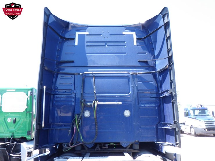 2022-volvo-vnl860-image-10