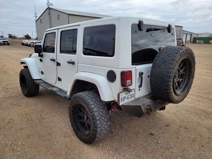 2014-jeep-wrangler-unlimited-sahara-image-8