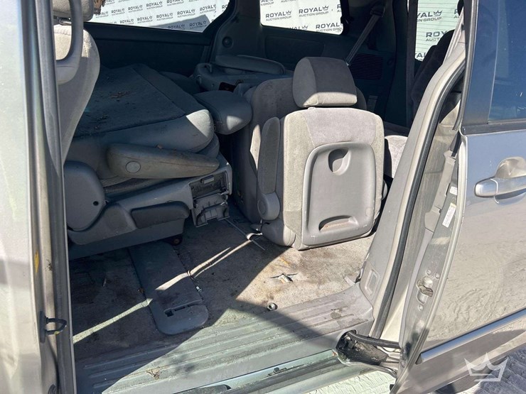 2004-toyota-sienna-image-16