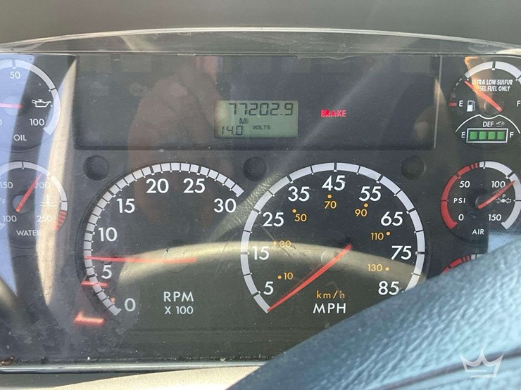 2015-freightliner-m2-106-image-46