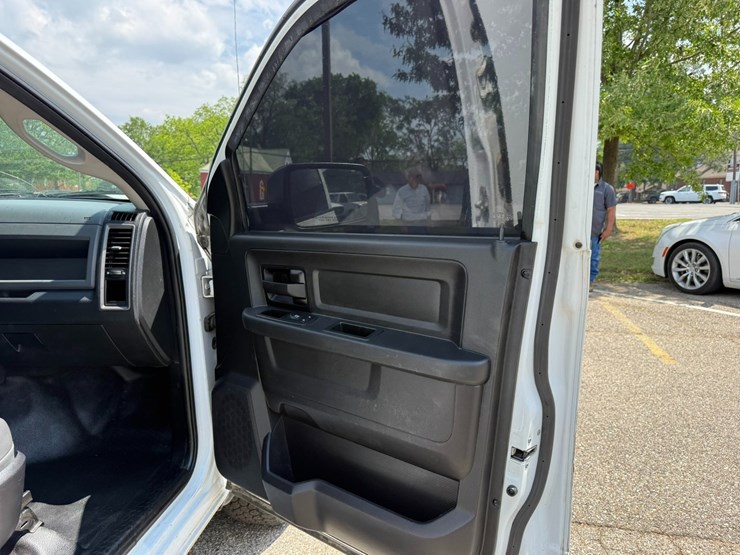 2016-dodge-1500-image-25