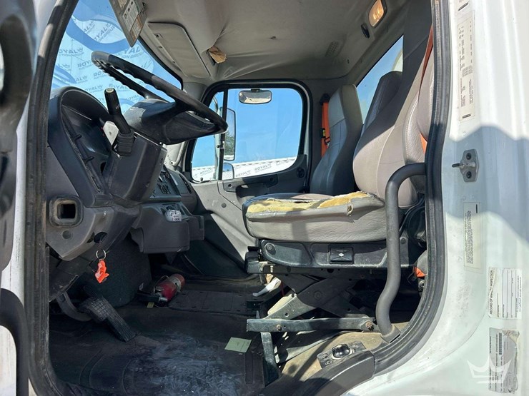 2019-freightliner-m2-106-image-11