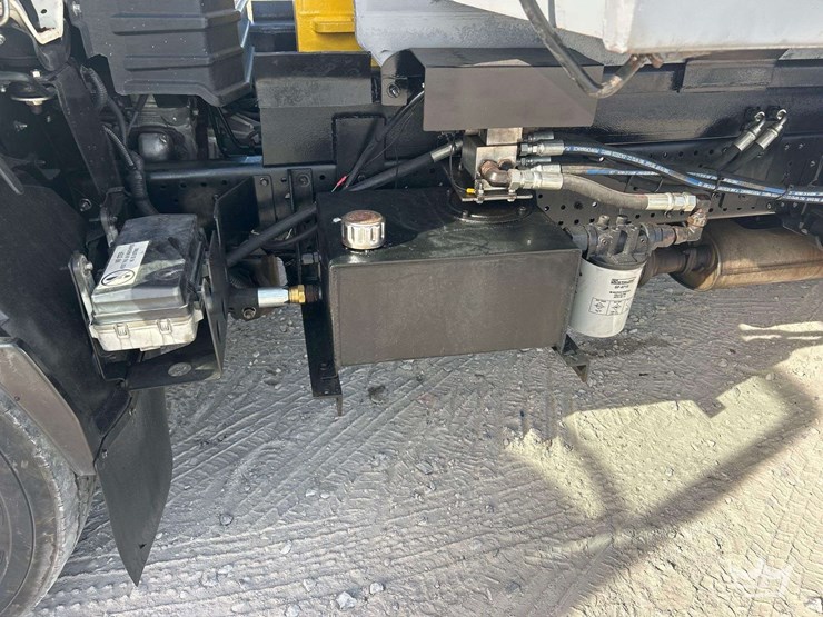 2023-isuzu-npr-image-14