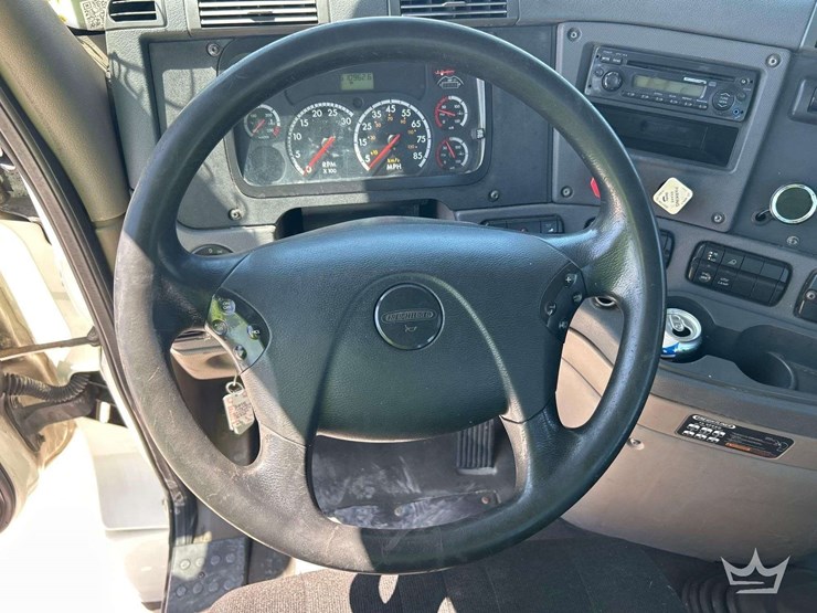 2012-freightliner-cascadia-125-image-16