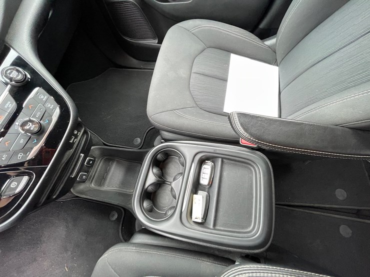2018-chrysler-pacifica-image-48