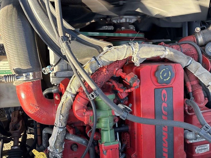 2015-freightliner-m2-106-image-9