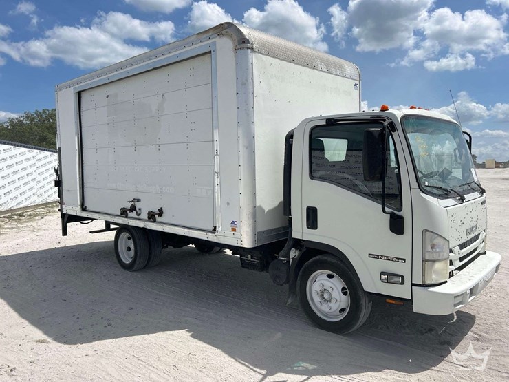 2015-isuzu-npr-image-2