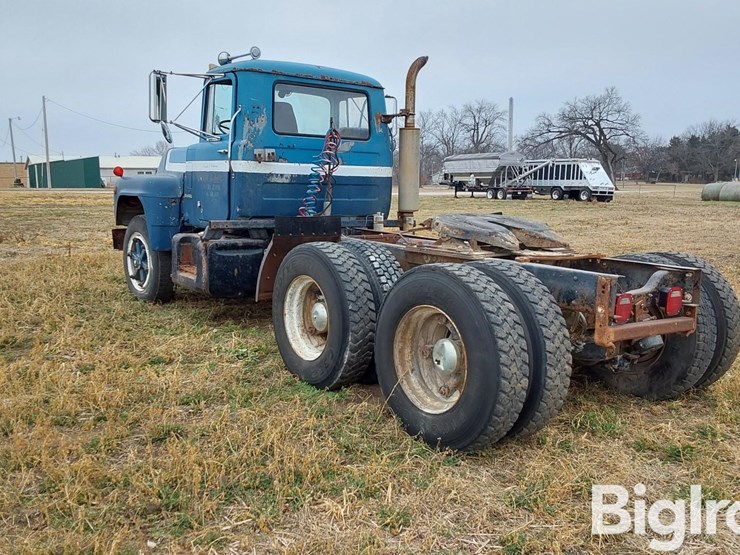 1974-mack-r600-image-7